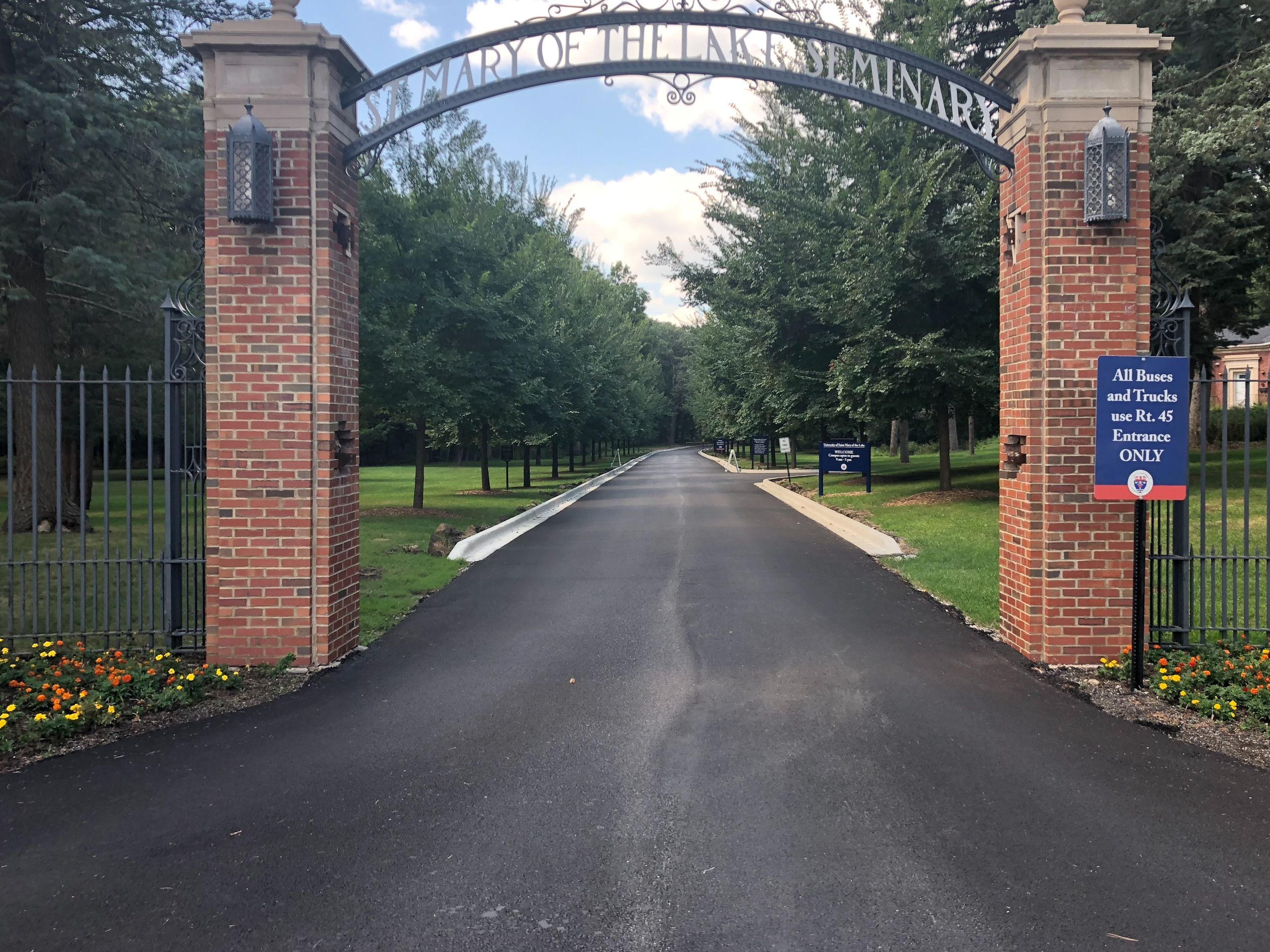 university-school-municipality-gate