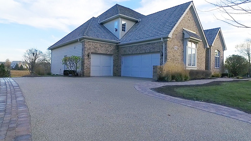 CONCRETE-DRIVEWAY-WITH-A-BRICK-PAVERS-ACCENT-THAT-LEADS-INTO-A-PAVERS-FRONT-ENTRY-WALKWAY
