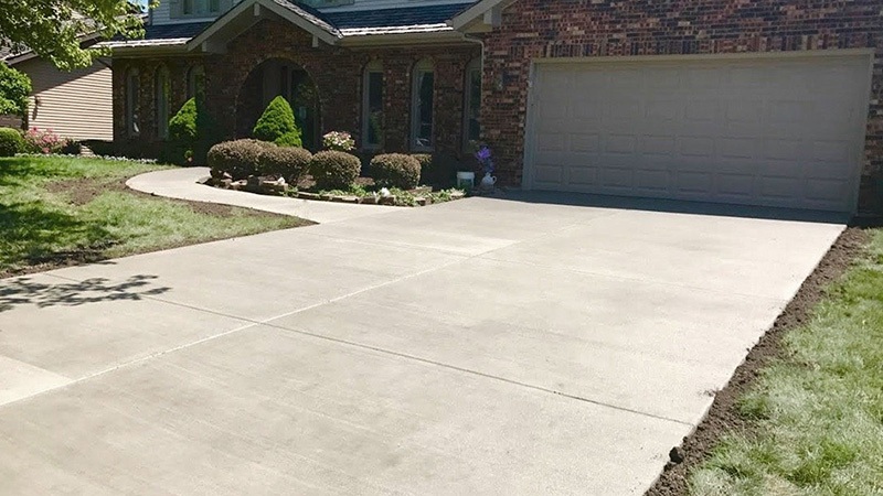 CONCRETE-FRONT-ENTRY-(DRIVEWAY-AND-WALKWAY)-WITH-A-BLUESTONE-STOOP-OR-A-NATURAL-STONE
